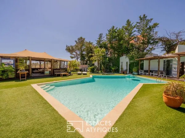 Villa contemporaine aux accents safari avec piscine et tennis
