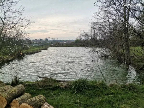 Terrain de loisir avec etang
