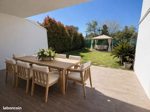 Appartement T3 avec terrasse, jardin et entrée extérieure
