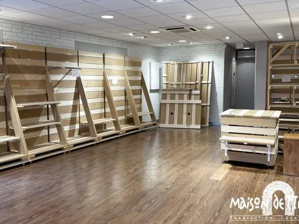 A louer en hypercentre de COGNAC - Local commercial en zone piétonne - 100m2 - Double vitrine