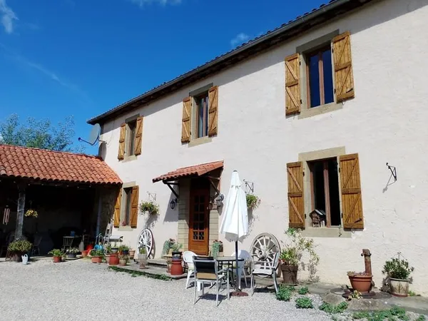 Maison de village caractère avec grande piscine et granges - Sa