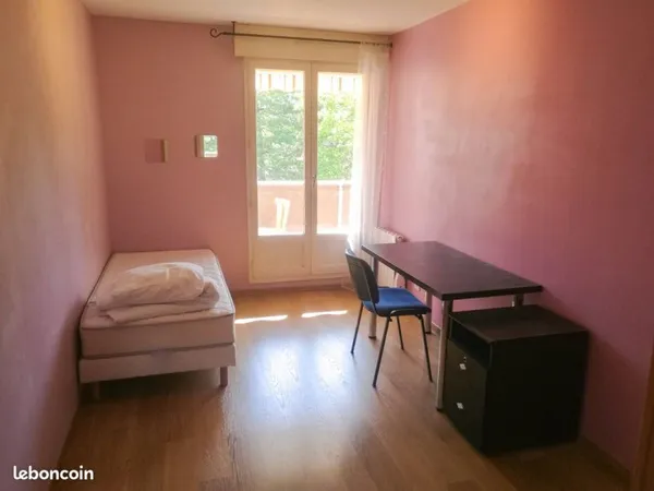 Chambre sur cours en colocation meublé place saint louis