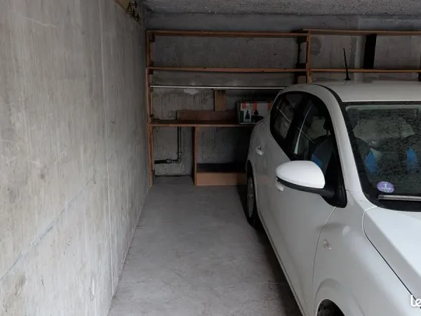 Place moto dans garage partagé