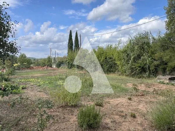 Eguilles, terrain constructible de 1700m2.