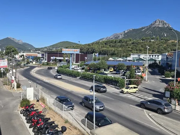 Local commercial sans DAB - 547 m2 - La Garde