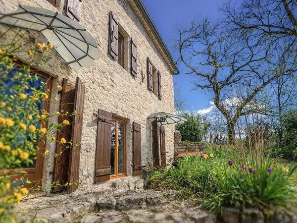 Havre de paix en pierre avec maison d'amis, sauna et 1,5 ha