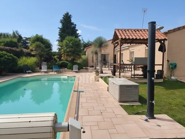 Maison 191 m² - 4 chambres dont une avec studio aménagé - Piscine - Espace détente - Entre Saintes e