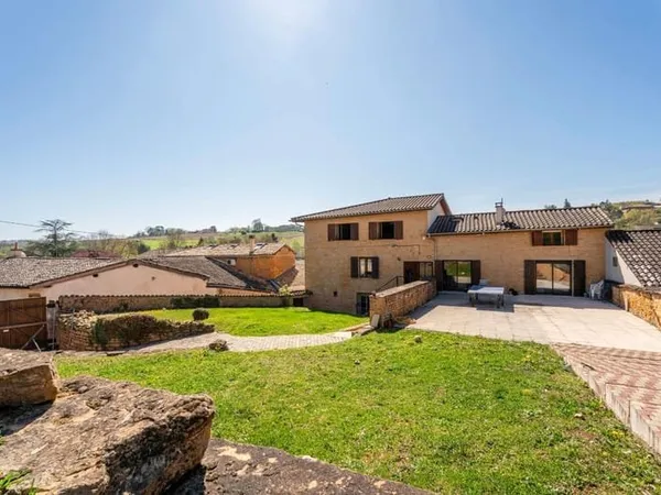 Magnifique bâtisse à vendre à Porte des Pierres Dorées