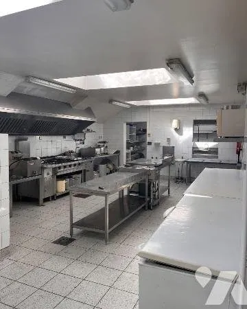 Local commercial 235 m²