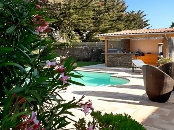 PORNIC SAINTE MARIE - VILLA PISCINE DE 14 PIECES - 7 CHAMBRES - ANNEXES - GARAGES - JARDIN CLOS 332M
