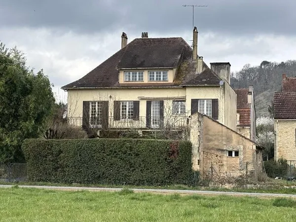 Ruime dorpswoning van 160 m² met tuin Dit gezinshuis uit 1965 ligt in het hart van het dorp en bi