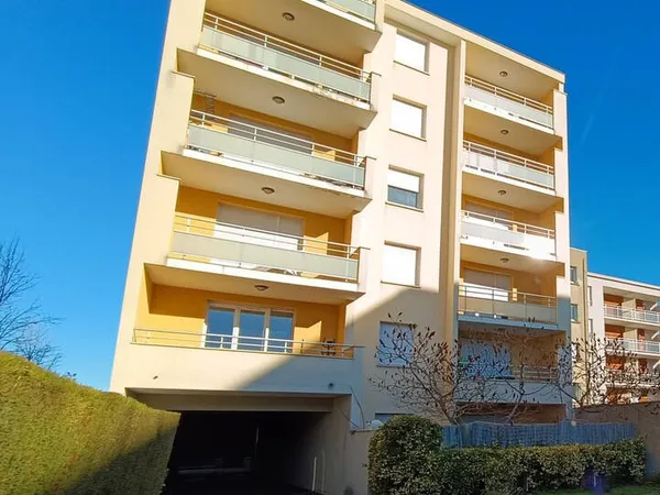 CLERMONT-FD - Investisseurs, Type 2 traversant avec balcons et parkings dans résidence récente