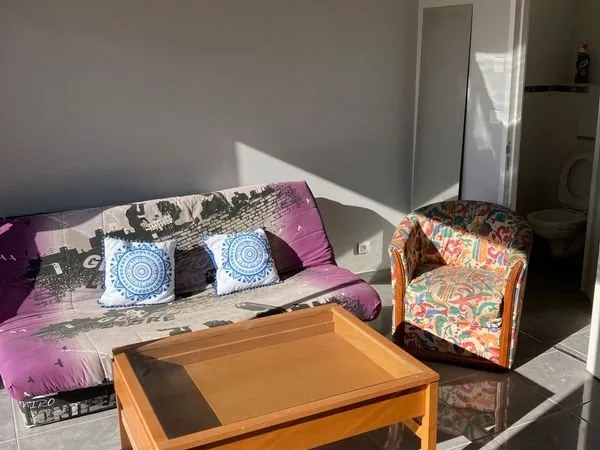 Location meublée long terme de 4 studios neufs avec grands espaces communs intérieurs et extérieurs,