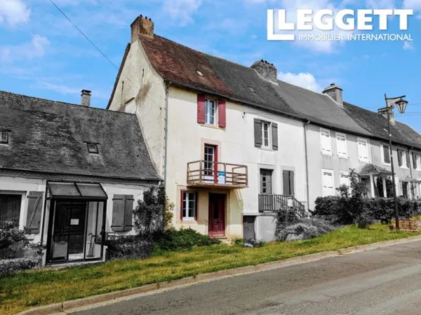 Maison de centre village à rénover à Jumilhac-le-Grand, avec jardin de la cour et terrain.