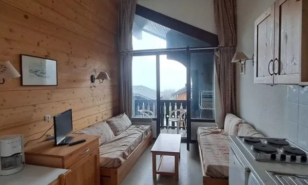 au pied des pistes de Morillon 1100, appartement de 31m2 au sol avec chambre séparée et balcon