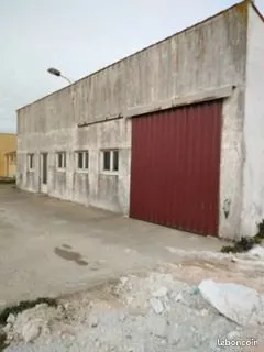 Bâtiment de 90 m2 sur 1300m de terrain..pas à usage d'habitation