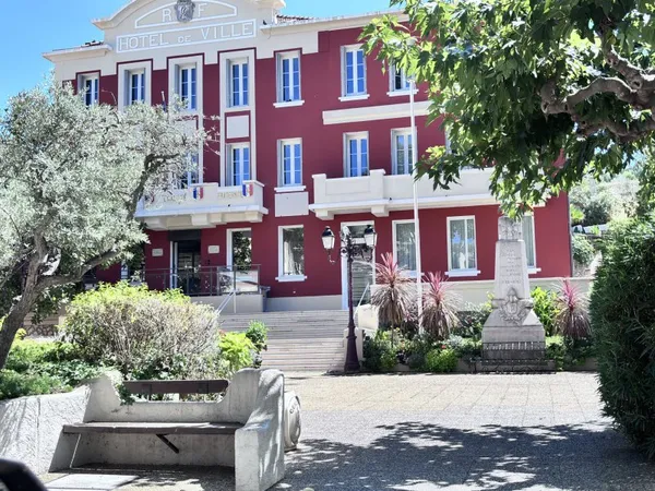 Centre village, immeuble