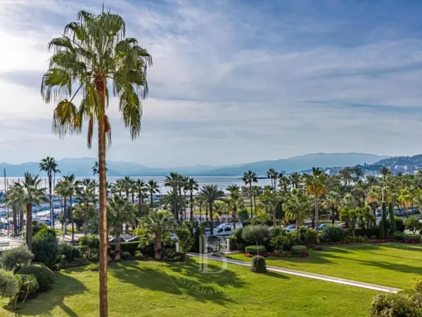 CANNES CROISETTE - APPARTEMENT RENOVE VUE MER - 2 CHAMBRES