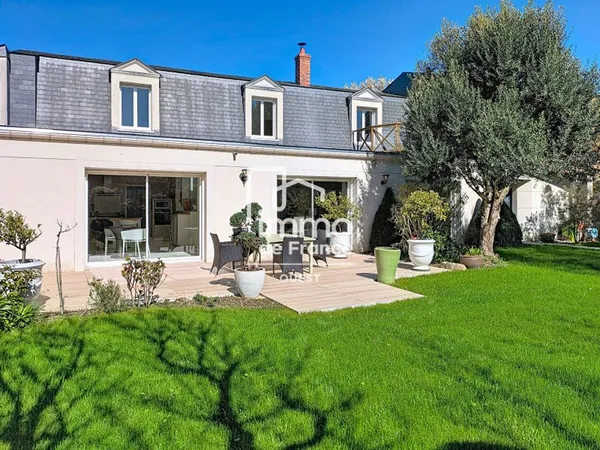 Superbe maison offrant une spacieuse pièce de vie, 5 chambres et jardin.
