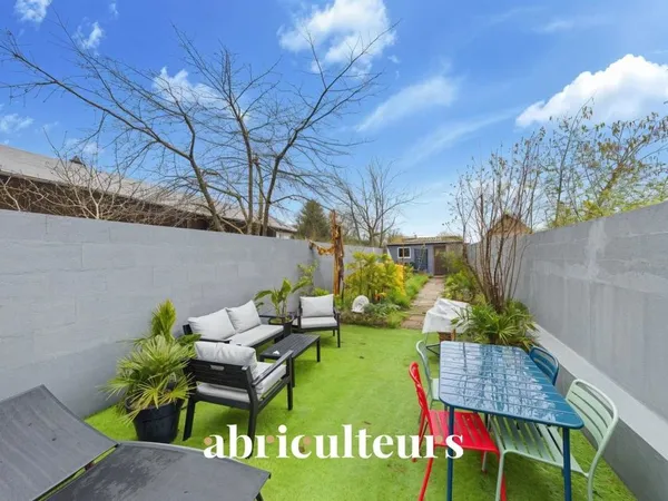 Plein bourg, jolie maison ancienne parfaitement rénovée - 2 chambres, terrasse, jardin et dépendance