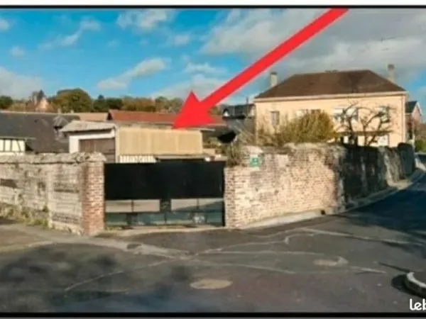 Un hangar + 15 places de parking + 7 box en centre ville de Duclair reprise possible auto/moto