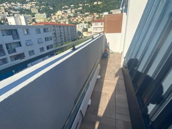 Appartement récent, dernier étage, vue