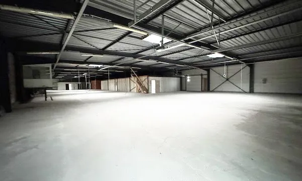 Local 3 pièces 1221 m²
