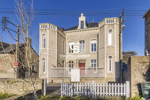Maison 13 pièces 243 m²
