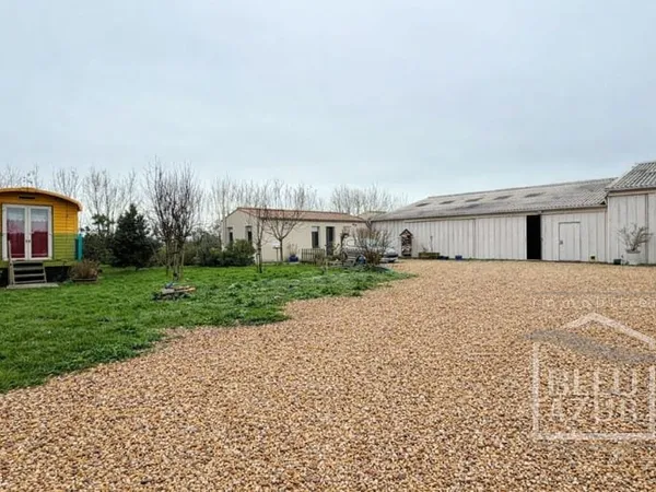 Ensemble immobilier comprenant un hangar de 180 m2 + maison