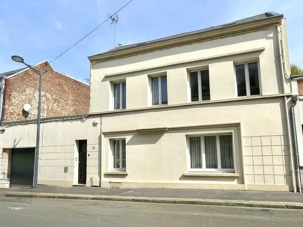 CHARMANTE MAISON HYPER CENTRE AVEC EXERIEUR ET GARAGE