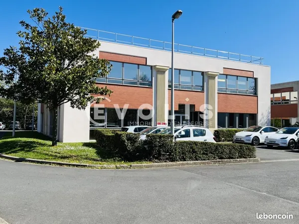 Bureau 300 m²