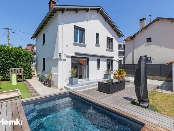 Maison familiale rénovée avec jardin, piscine et garages - Quartier l'Ormeau