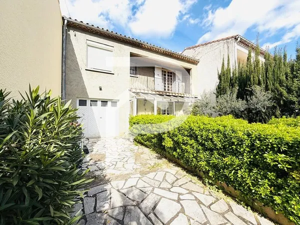 Maison 5 pièces avec jardin dans quartier prisé