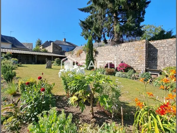 Maison de bourg offrant de beaux volumes !