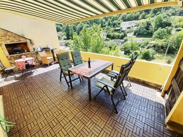 Maison de caractère rénovée de 3 chambres avec grande terrasse et vue imprenable sur la montagne