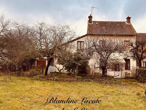 Maison de campagne avec terrain attenant, garages
