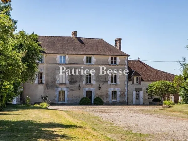 À l'orée de la Suisse normande et des cours de l'Orne, un manoir du 18e s. À restaurer, ses dépendan