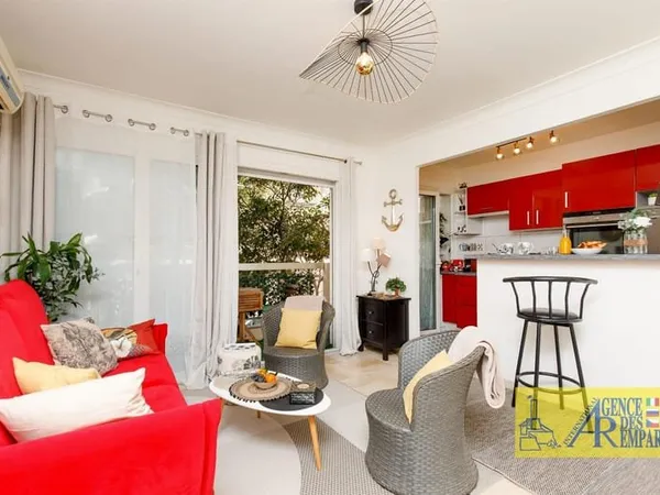 Beau studio avec coin nuit avec vue mer Quartier Ponteil Antibes
