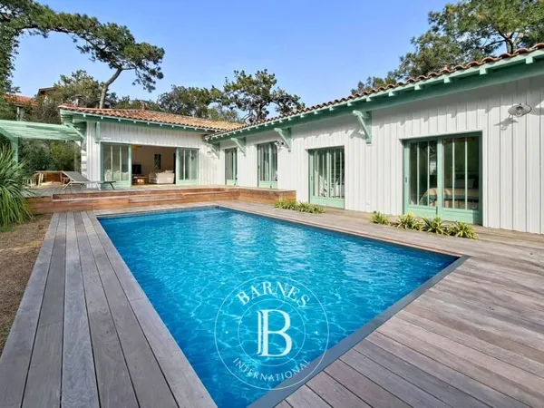 VILLA « CAP MOANA » AVEC PISCINE, AU CENTRE DU CAP FERRET - CAPACITÉ 13 PERSONNES