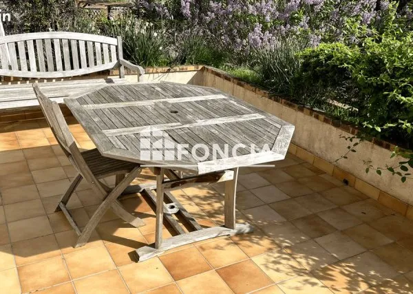 Gare et commodités à pied, maison 4 Chambres en parfait état