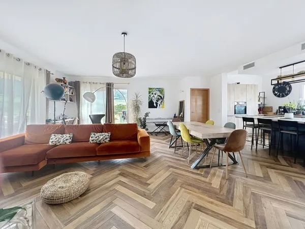 Sublime villa avec dépendance et terrain de 1080m²