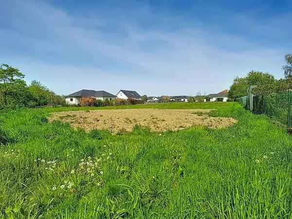 A vendre à ASSAT en limite de MEILLON Terrain constructible viabilisé de 1251 m² au calme et en fond