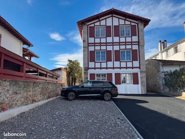 Rare - Beau T2 en plateau au coeur du village avec parking