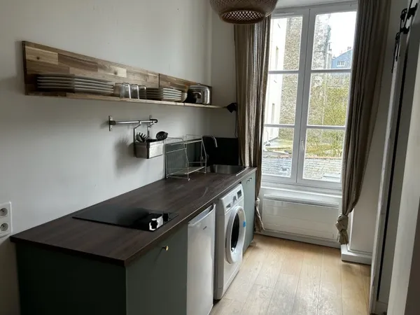 Loue appartement meublé refait à neuf 31m² - immeuble ancien - fond de cour - Cathédrale Saint-Cléme