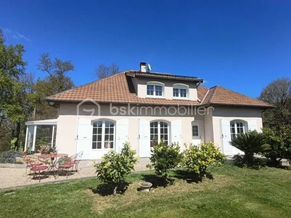 Très Belle Villa Lumineuse de 153 m2 érigée sur un Magnifique Parc Bucolique de 15 000 m² en 1974, a