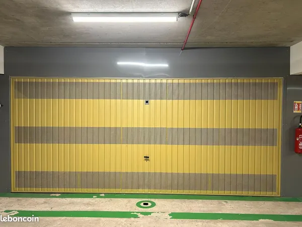 Grand Garage Double sécurisé avec électricité juan les Pins