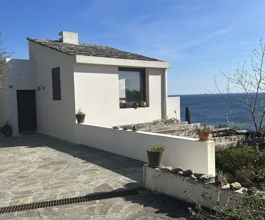 Maison d'architecte familiale située sur la Corniche de Miomo
