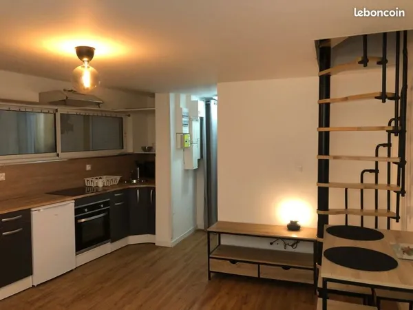 Maisonnette de ville entrée indépendante 2 pièces 35 M2 totale entièrement rénové, équipé, meublé 5m