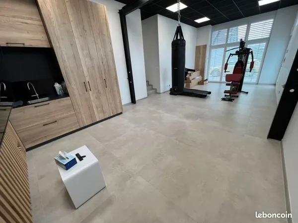Local commercial à usage de bureau - 47 m² - Entièrement rénové - État neuf