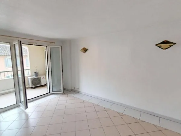 LE MUY: Appartement T3 avec terrasse, ascenseur dans résidence avec parking !